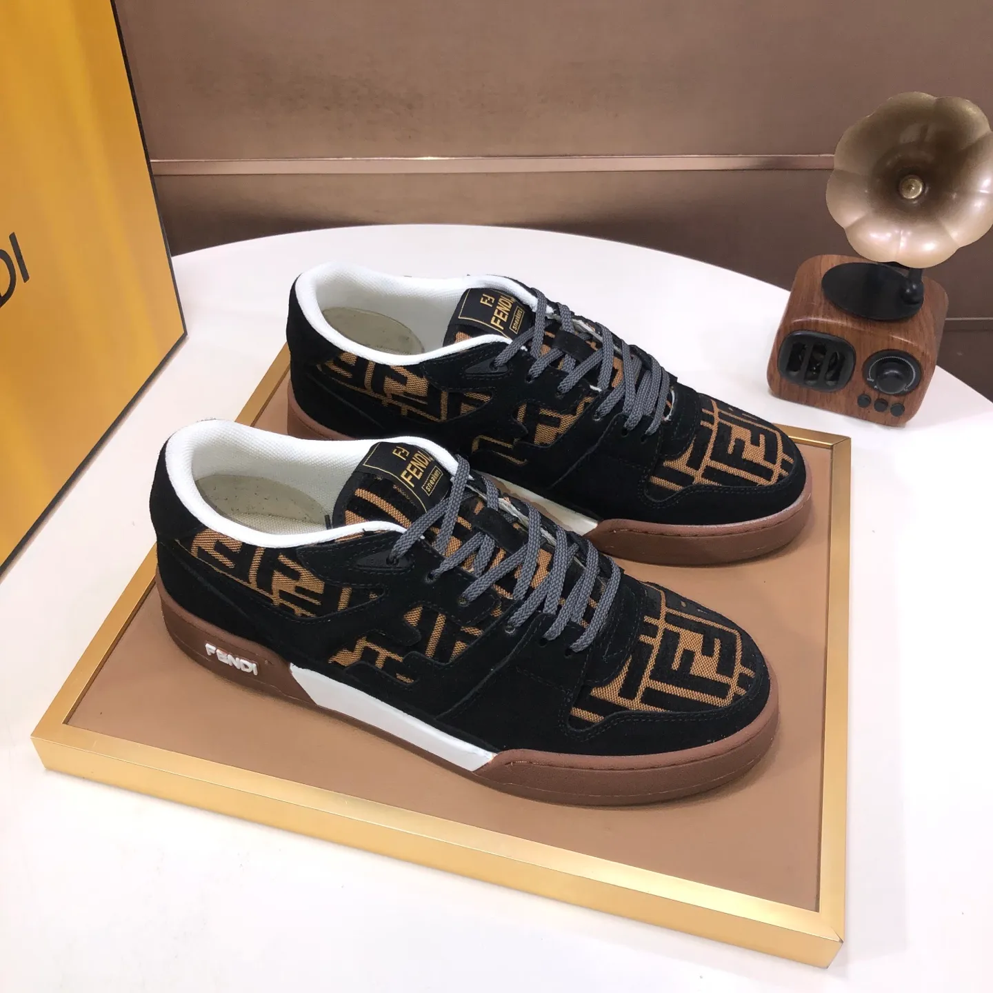 Men's men's shoes 💰600💰 Fendi 2023 latest couple model 🔥 Many 💑 stars have the same style FD match Original one-to-one replica Designer Kim Jones's first sneaker fendi match and Donkey brand Trainer basketball sneakers Material: Original silk leather Lining: Breathable mesh Packaging: Original 1:1 matching high-end packaging Size: Female 35-40 Male 38-44 (45 46. Custom-made (no return or exchange)
